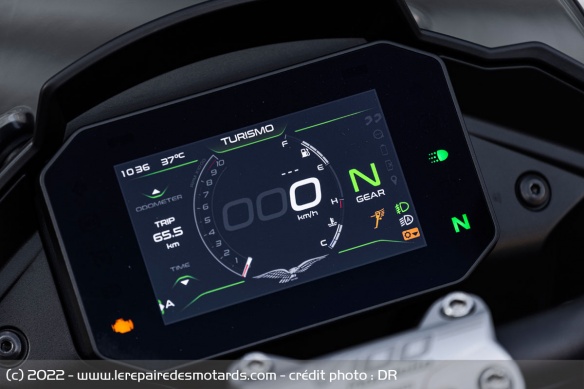 Le compteur TFT de la Moto Guzzi V100 Mandello S