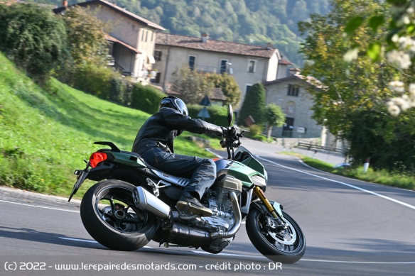 Essai de la Moto Guzzi V100 Mandello S en ville