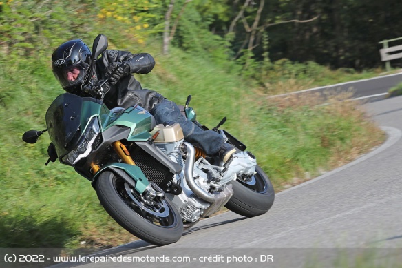 Essai de la Moto Guzzi V100 Mandello S sur route