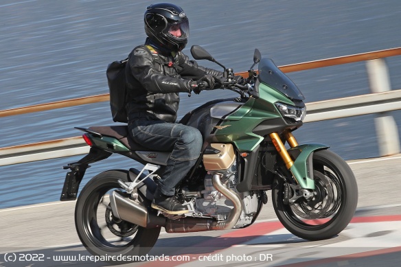 La Moto Guzzi V100 Mandello S sur voie rapide