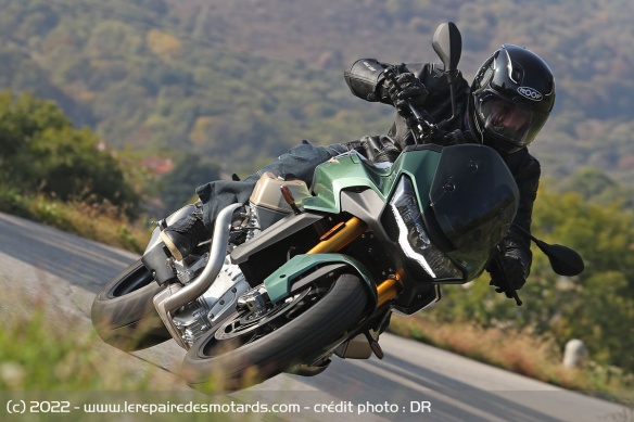 La V100 Mandello affiche 233 kg en ordre de marche