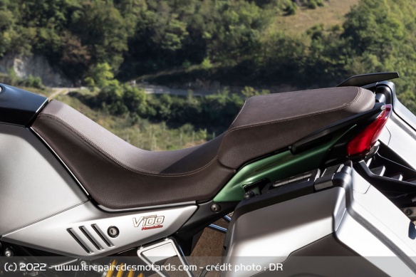 La selle biplace de la Moto Guzzi V100 Mandello S