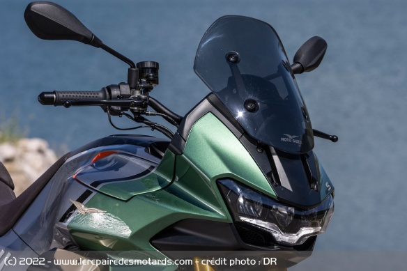 La bulle réglable de la Moto Guzzi V100 Mandello S