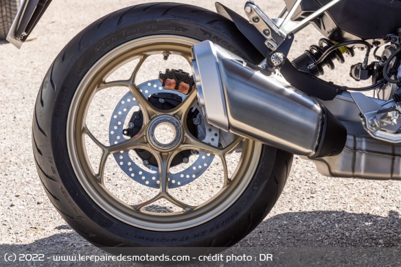 La jante arrière de la Moto Guzzi V100 Mandello S