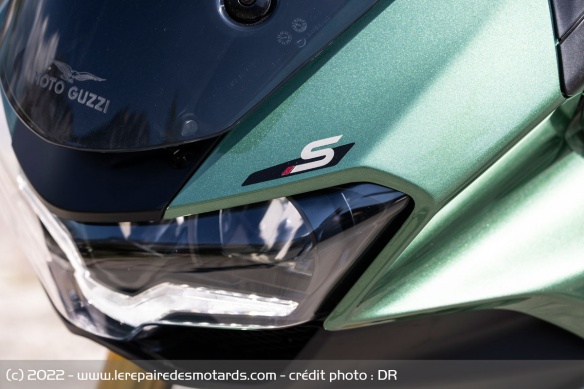 Le phare à LED de la Moto Guzzi V100 Mandello S