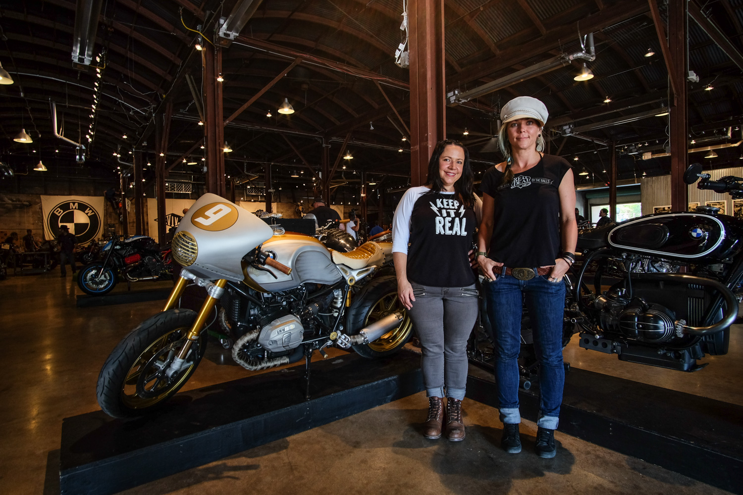 Jessi Combs et Theresa Contreras avec leur moto BMW R9T construite à la main à Austin, TX