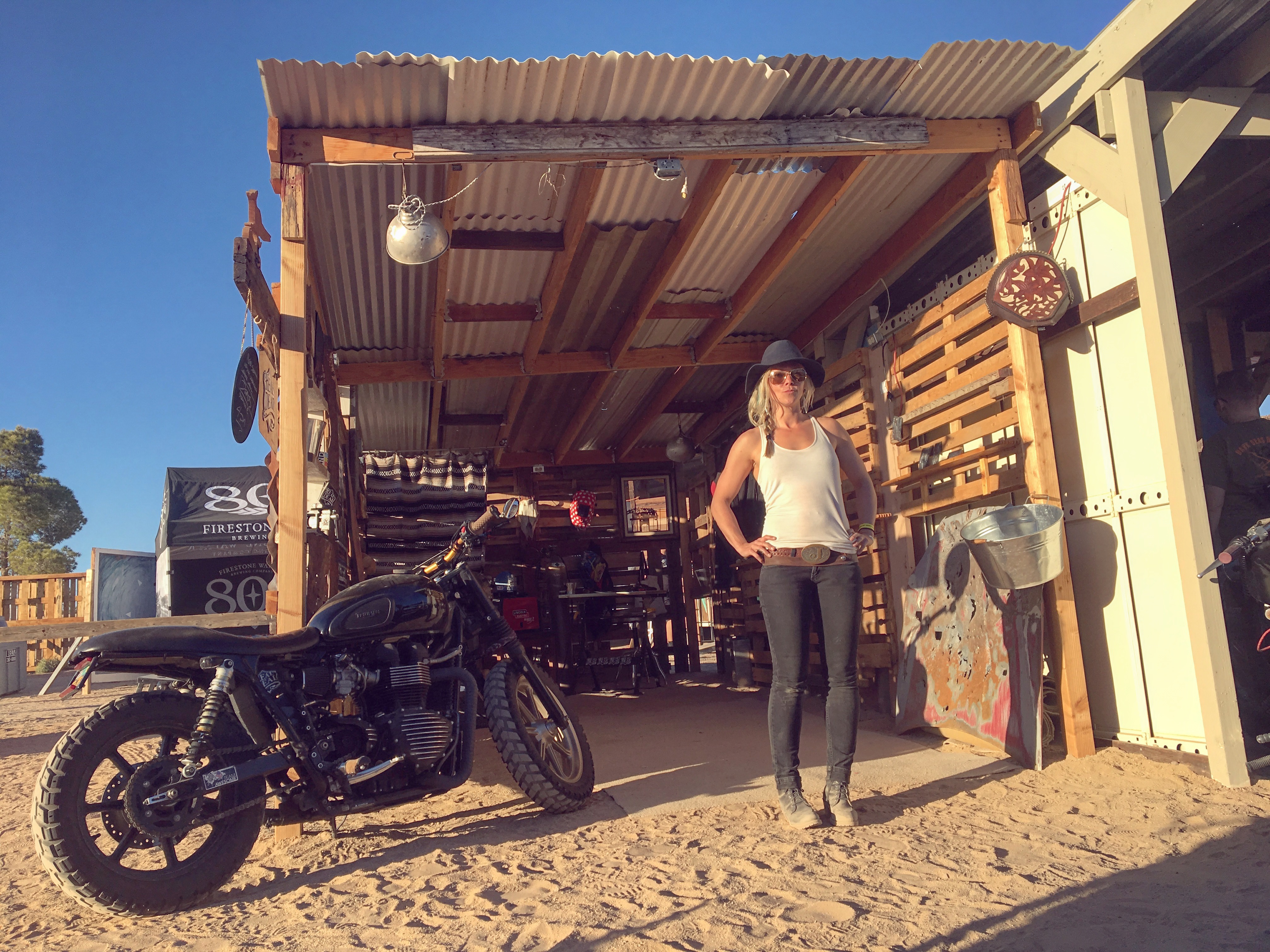 Jessi Combs avec sa Triumph Bonneville personnalisée devant la cabine de soudage Real Deal à Babes Ride Out