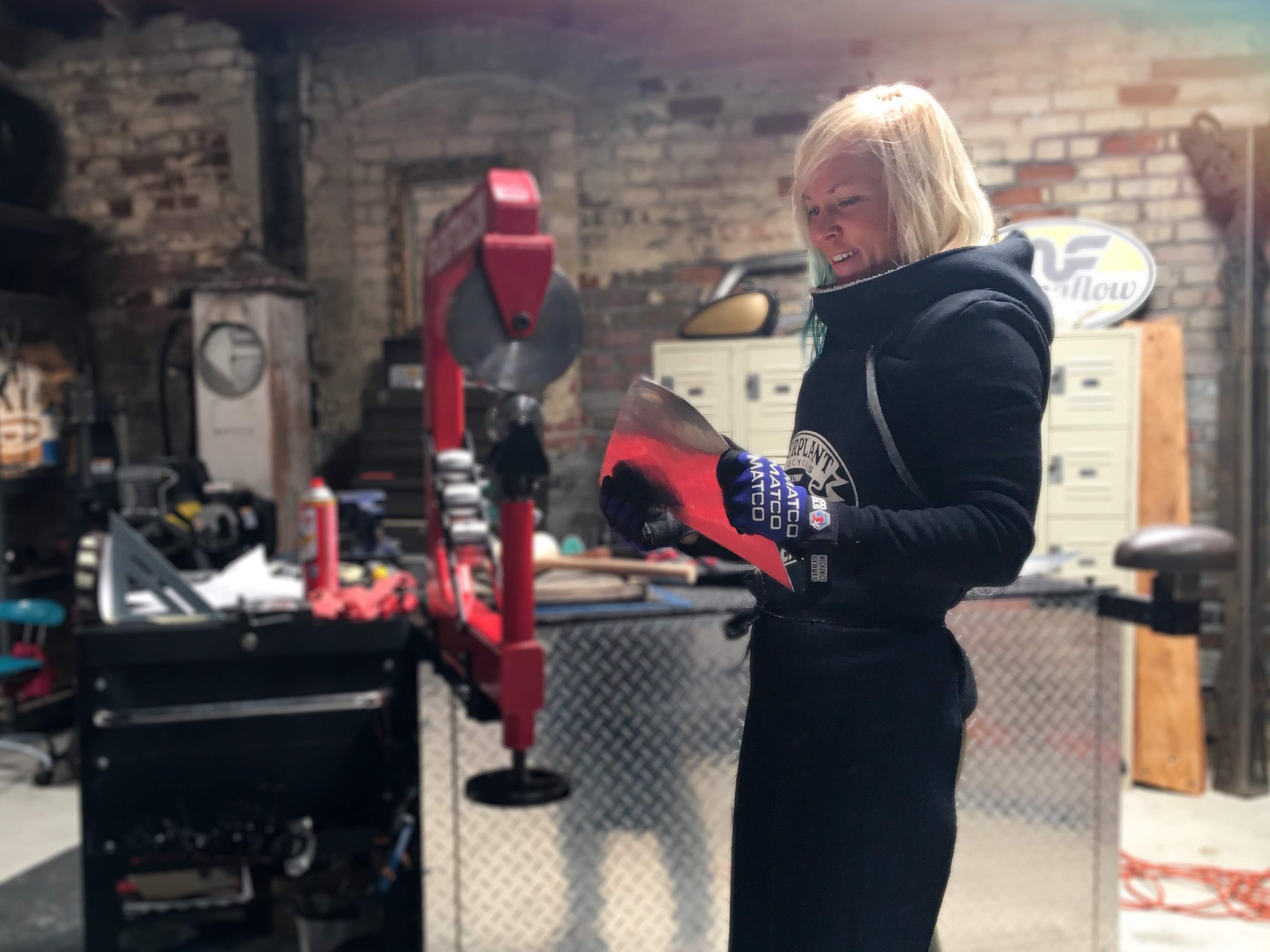 Jessi Combs façonne le métal dans sa boutique de Long Beach