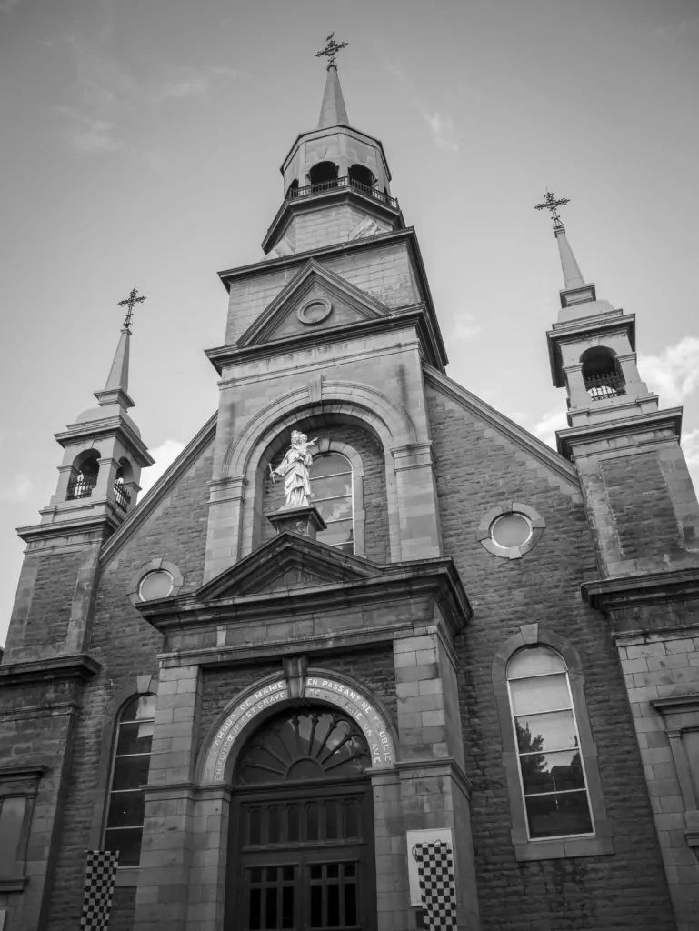 Les vieilles cloches de l'église sonnaient à Montréal alors que nous passions