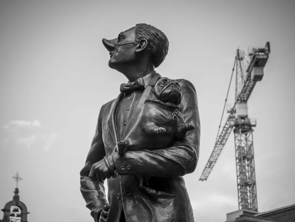 La statue du Carlin anglais, Place d'Armes, Montréal. Il y a en fait beaucoup de sens derrière cette statue et la statue du caniche français à laquelle le carlin fait face... J'y reviendrai dans ma prochaine vidéo.