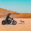 David Chang de Cafe Racers d'Instagram sur une moto Harley sur un plat de sel