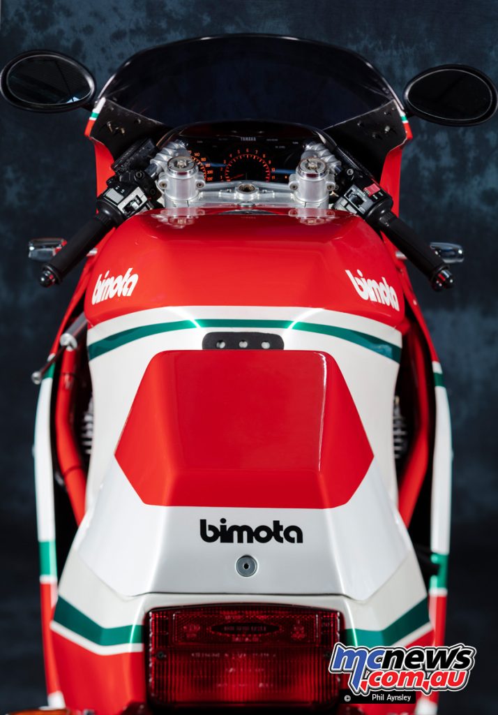 La chaleur du moteur et des carénages était un vrai problème, même dans l'équipement complet de la moto