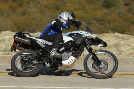 Les éléments et les caractéristiques qui rendent le Sertao mieux adapté que le G650GS standard pour le tout-terrain ne se font pas au prix d'entraver les performances sur route du Sertao. 2012 BMW G650GS Sertao Action droite
