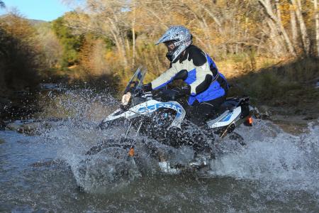 Le Sertao ne laisse pas un peu d'eau entraver l'aventure. 2012 BMW G650GS Sertao eau