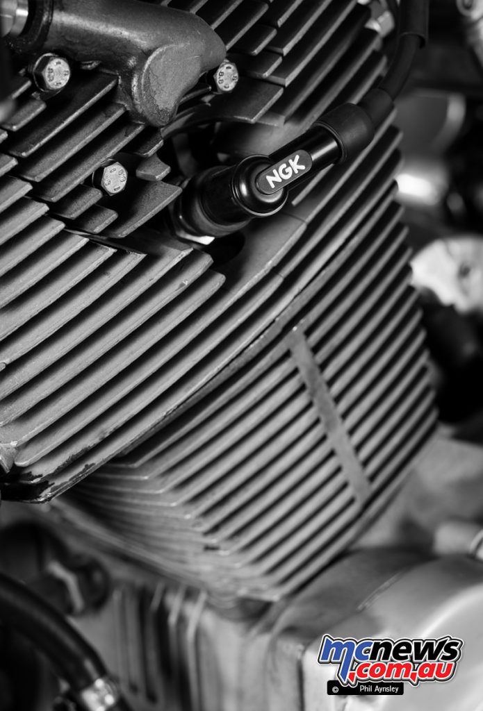 Les bougies d'allumage avaient un angle plus plat