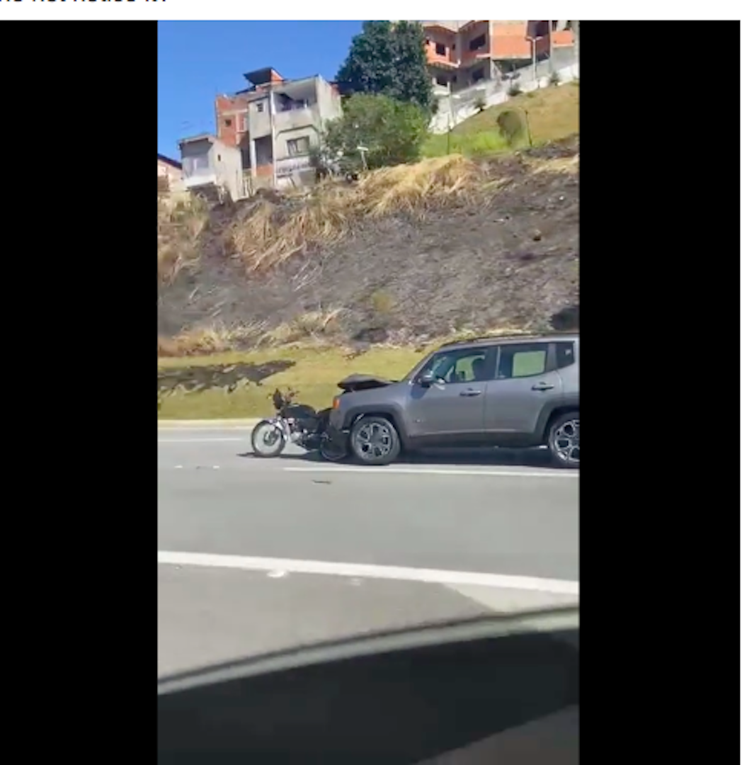 , Il s’enfuit avec une moto encastrée dans son 4×4