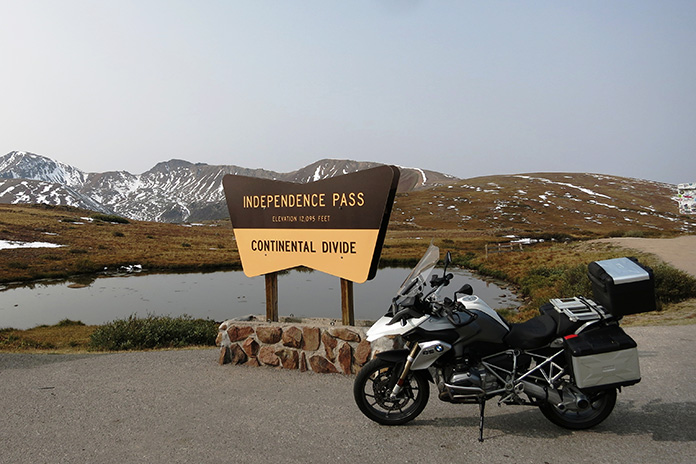 Balade en moto dans l'ouest du Colorado Independence Pass Continental Divide