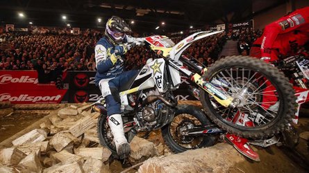 , Moto: Billy Bolt, double champion de SuperEnduro, visite l’usine de suspension WP