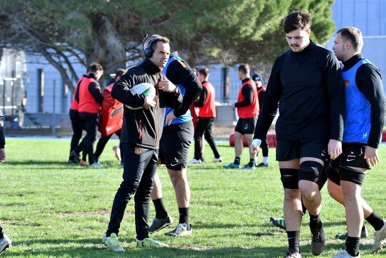 S&eacute;bastien Logerot donne des consignes &agrave; ses joueurs lors d'un exercice sp&eacute;cifique.