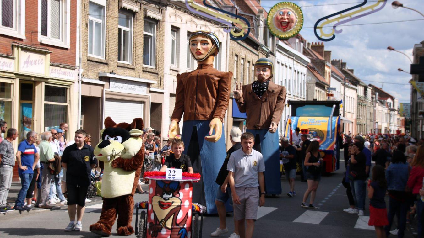 Les deux géants et le char des Bouffes-Routes, lors du dernier défilé de Gédéon à Bourbourg, en juin 2022.