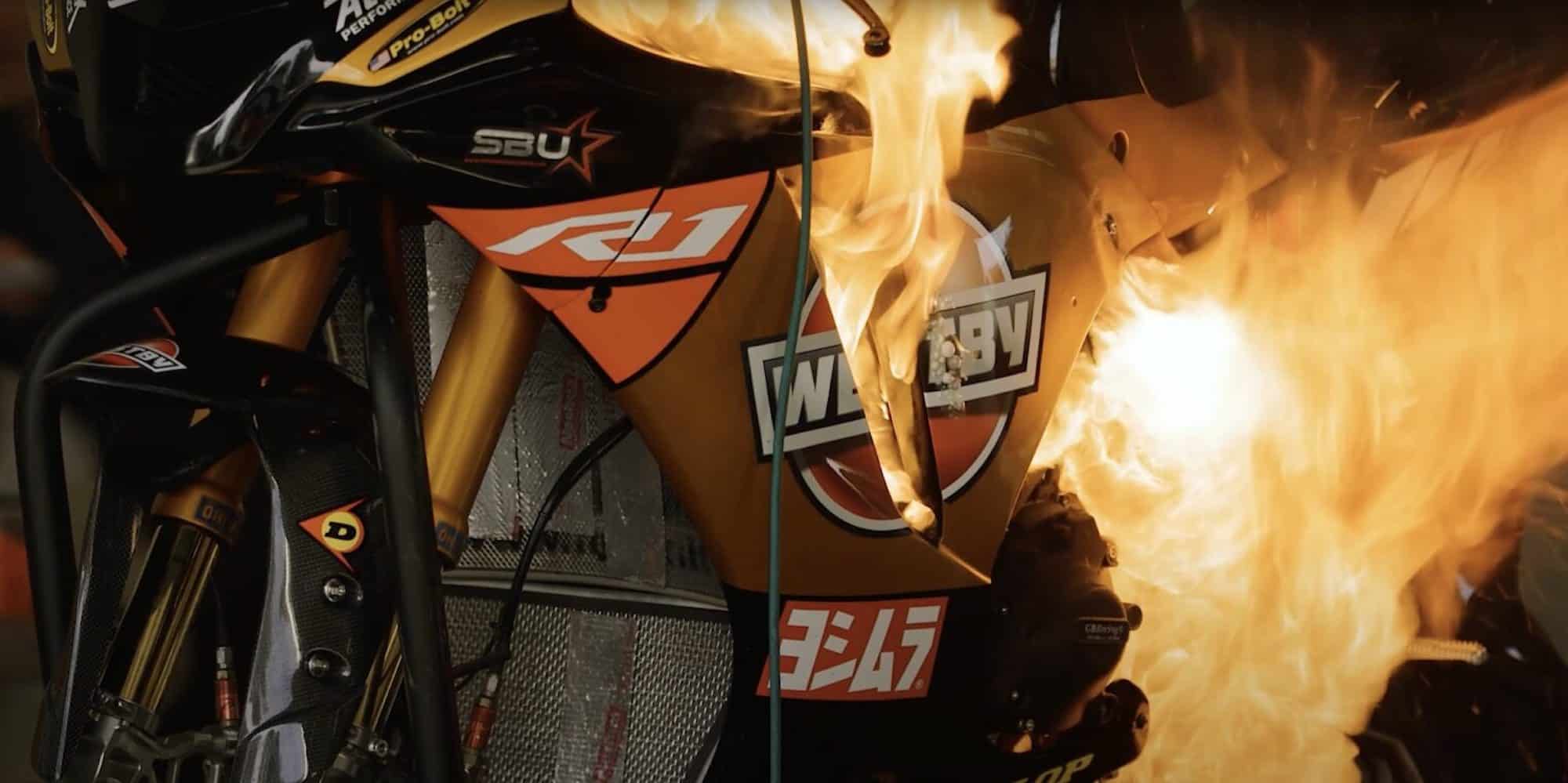 Un vélo Westby Racing en flammes lors d'une interview MotoAmerica. Médias provenant de Youtube. 