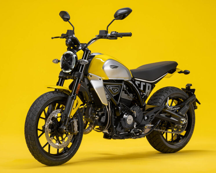 Une icône jaune Ducati Scrambler café racer débutant.