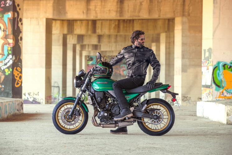 Un pilote et son café racer débutant Kawasaki Z650rs vert.
