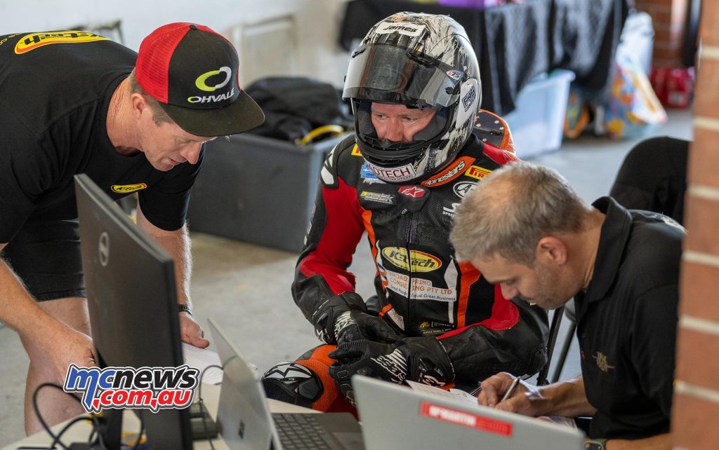 Josh Waters dans les stands avec Wayne Maxwell et Adrian Monti - Image RbMotoLens