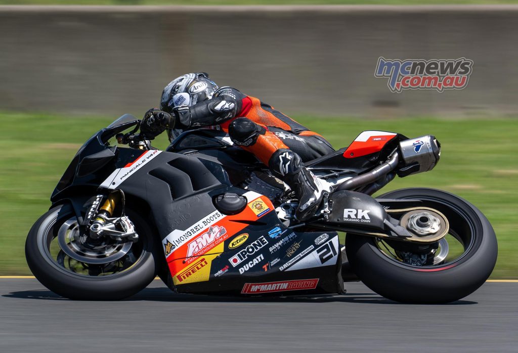 Moto-Josh-Waters-le-meneur-alors-que-le-test-ASBK