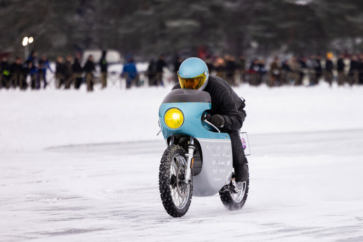 Moto électrique de course sur glace par RGNT