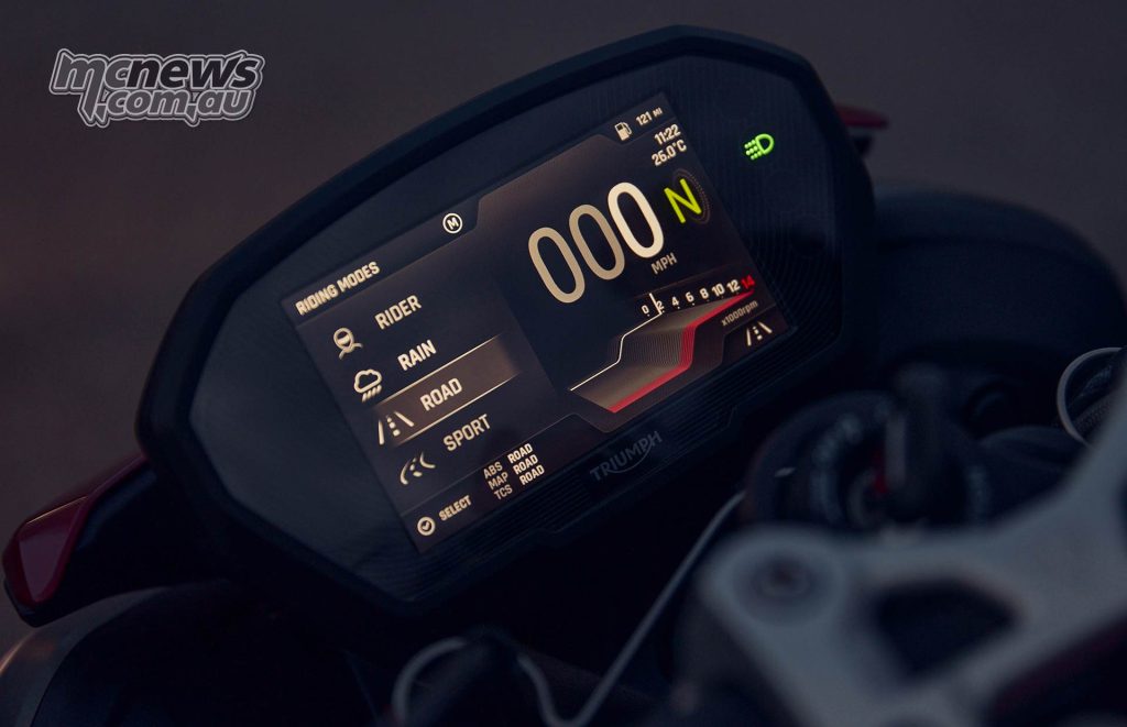 L'électronique est également mise à jour, entre le contrôle de traction en virage, les modes de conduite, l'ABS en virage et le contrôle de levage