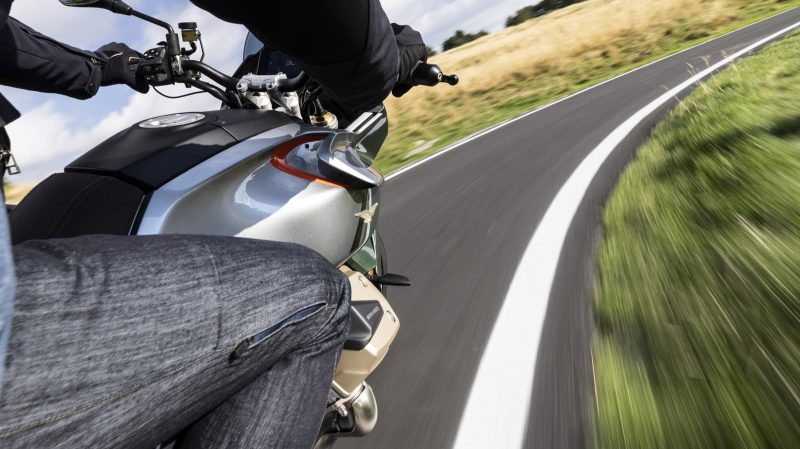 Les volets placés sur les côtés du réservoir de la V100 Mandello s'ouvrent pour détourner l'air et améliorer la protection du pilote. Cela ne nous a pas vraiment convaincu.