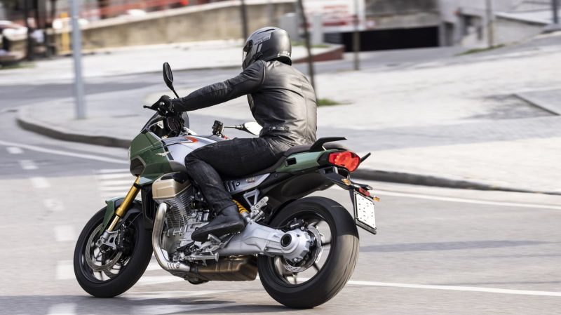 Agile, vive mais aussi rigoureuse et pas vicieuse, la V100 Mandello est sympa à piloter. Mais c'est au prix d'un toucher de route ferme.