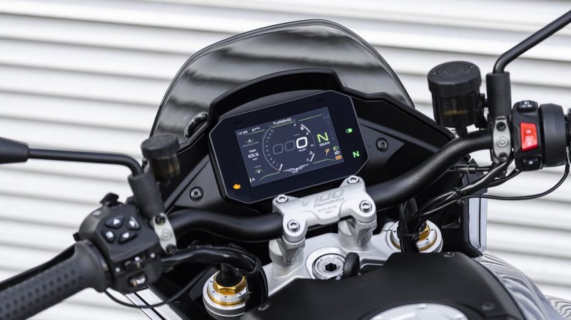 L'écran compteur est bien lisible et fourmille d'informations. Mais il n'est pas bien grand et surtout pas à la hauteur de l'esthétique plutôt soignée de cette V100 Mandello.