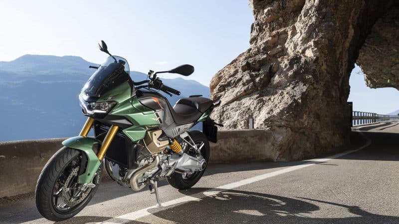 La V100 Mandello est le cadeau que Moto Guzzi s'est offert pour son centenaire. La machine de série est très proche du concept initial