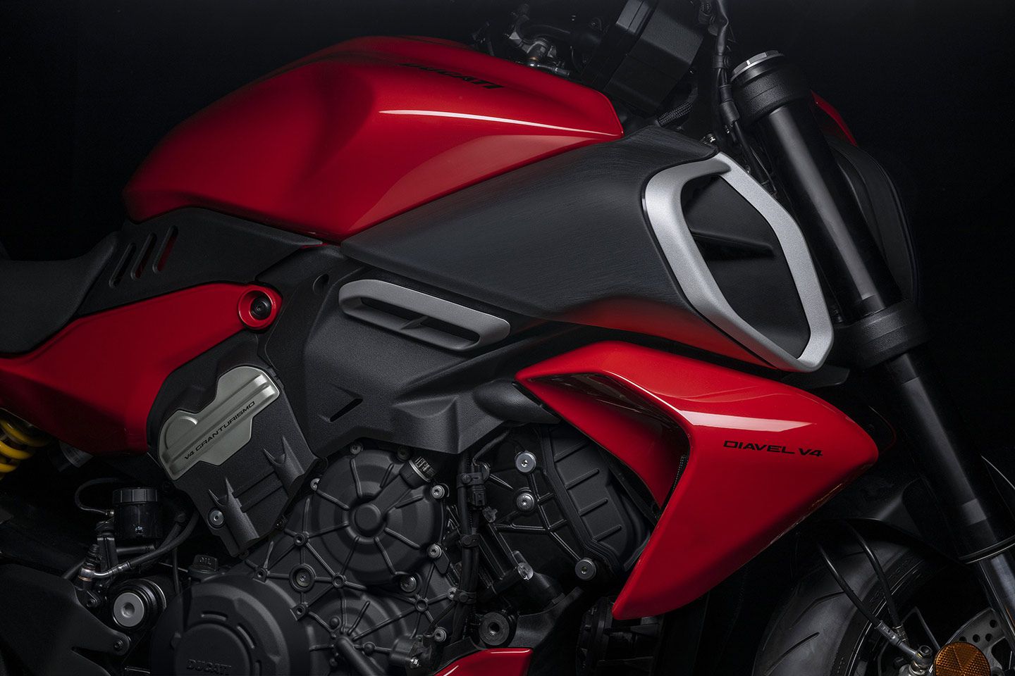 Le Diavel V4 2023 utilise le moteur V-4 Granturismo de la Multistrada V4. L'entrée d'air proéminente fait référence aux modèles Diavel précédents tandis que le carénage du radiateur et le réservoir plus agressif s'éloignent encore plus de la formule cruiser.