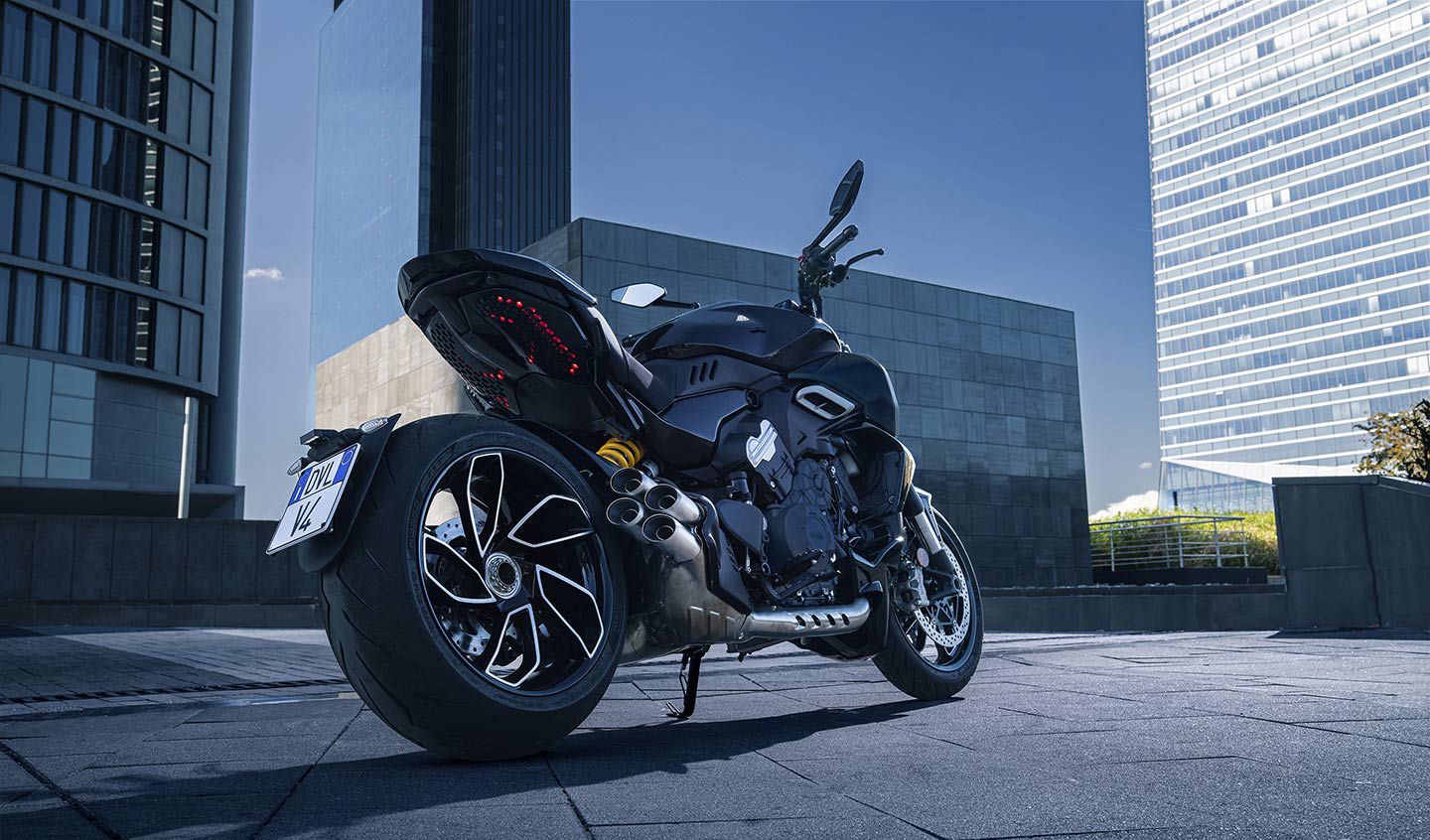 Le Diavel V4 en noir. Même avec un grand convertisseur catalytique, l'échappement à quatre pointes est accrocheur.