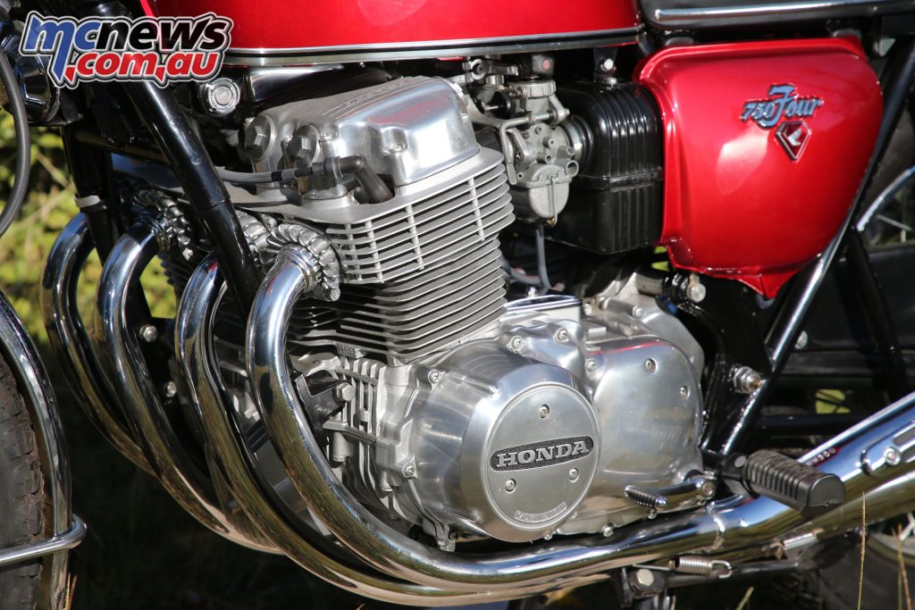 La CB750 fonctionnait avec un seul arbre à cames en tête, un moteur à quatre cylindres, mais était également une machine lourde