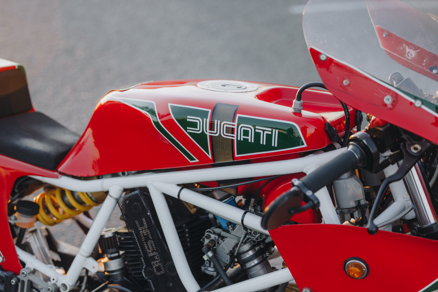Photographie détaillée d'un réservoir de carburant Ducati TT2