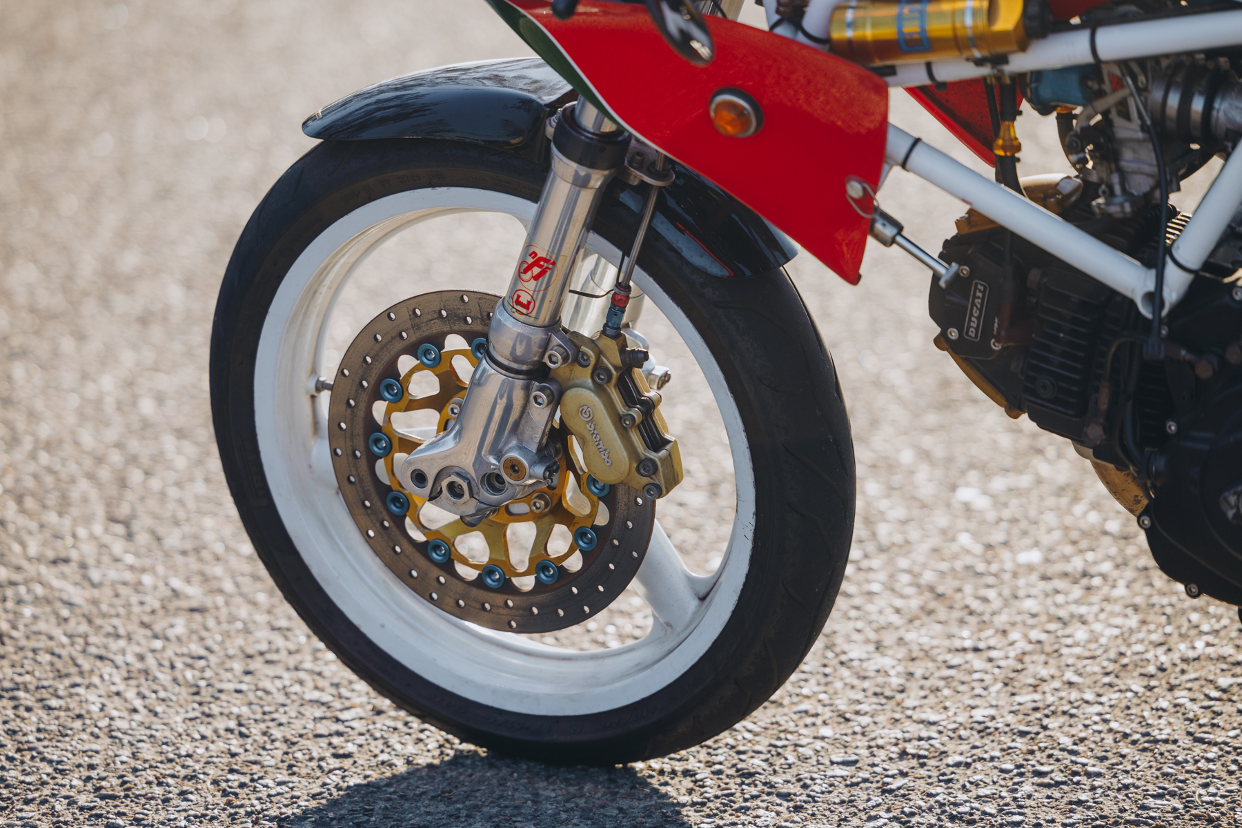 Photographie détaillée d'une configuration de suspension de course Ceriani NFI pour une moto Ducati