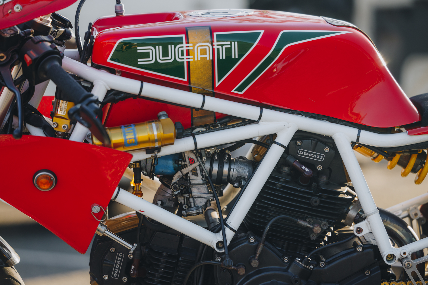 Photo détail d'un moteur Ducati avec carburateurs Keihin FCR