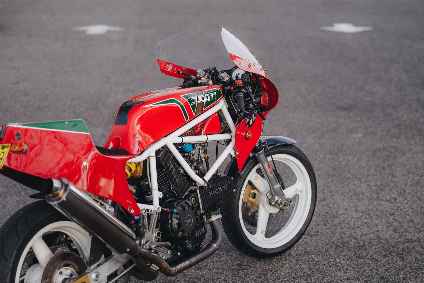Photo latérale d'une moto Ducati personnalisée