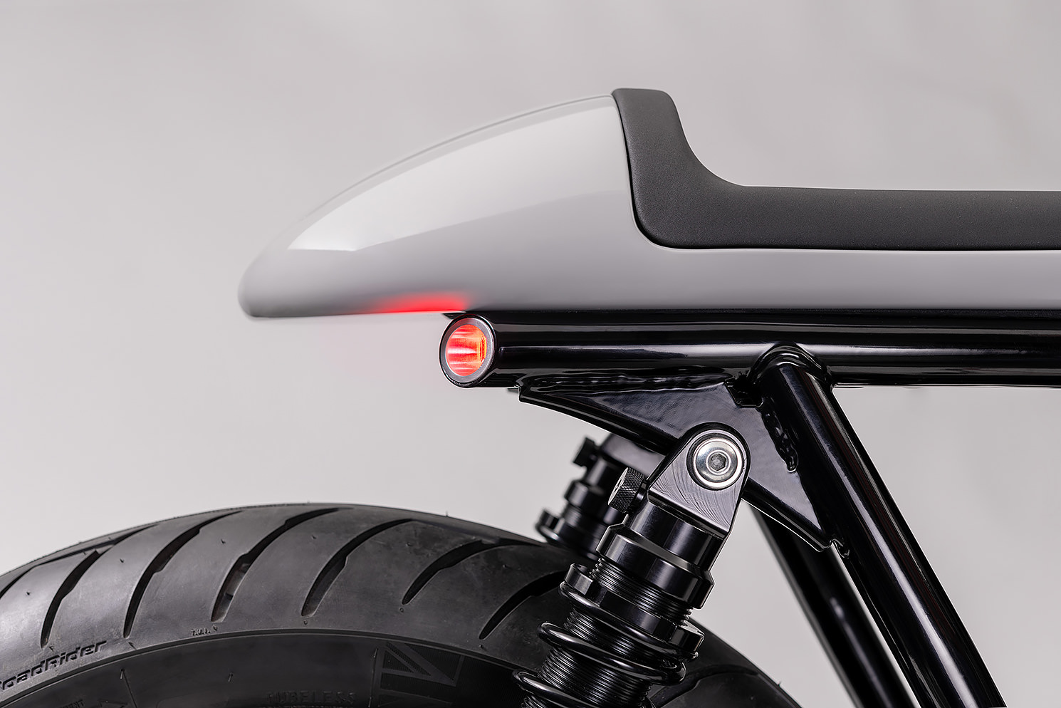 Royal Enfield Interceptor 650 café racer par Earth Motorcycles