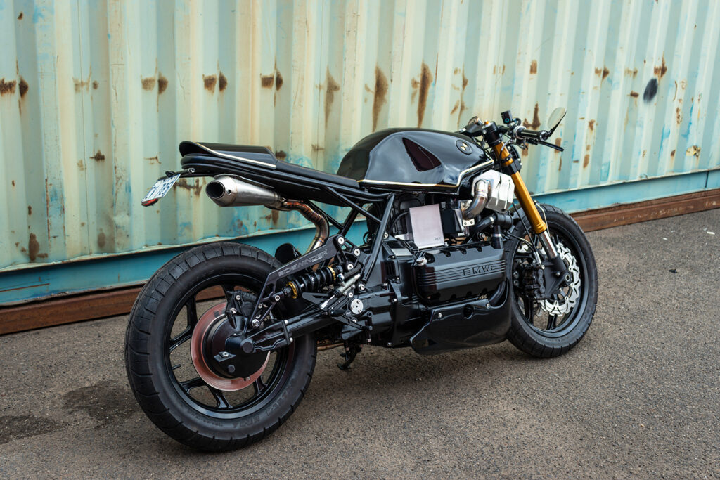 , Moto: BAVARIAN NOIR : BMW K100 par Jax Garage.