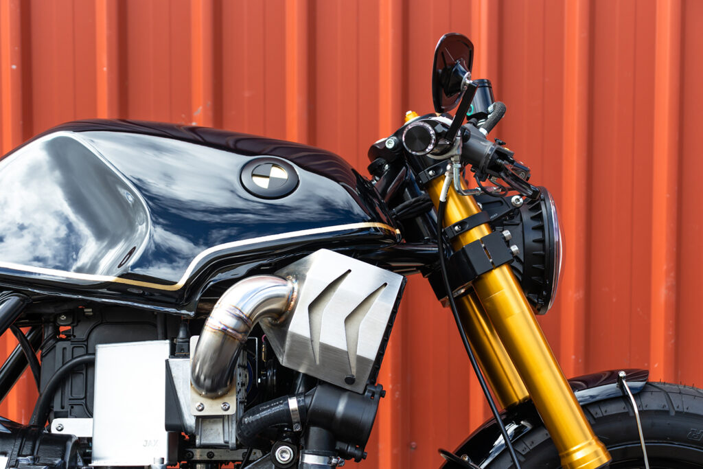 , Moto: BAVARIAN NOIR : BMW K100 par Jax Garage.