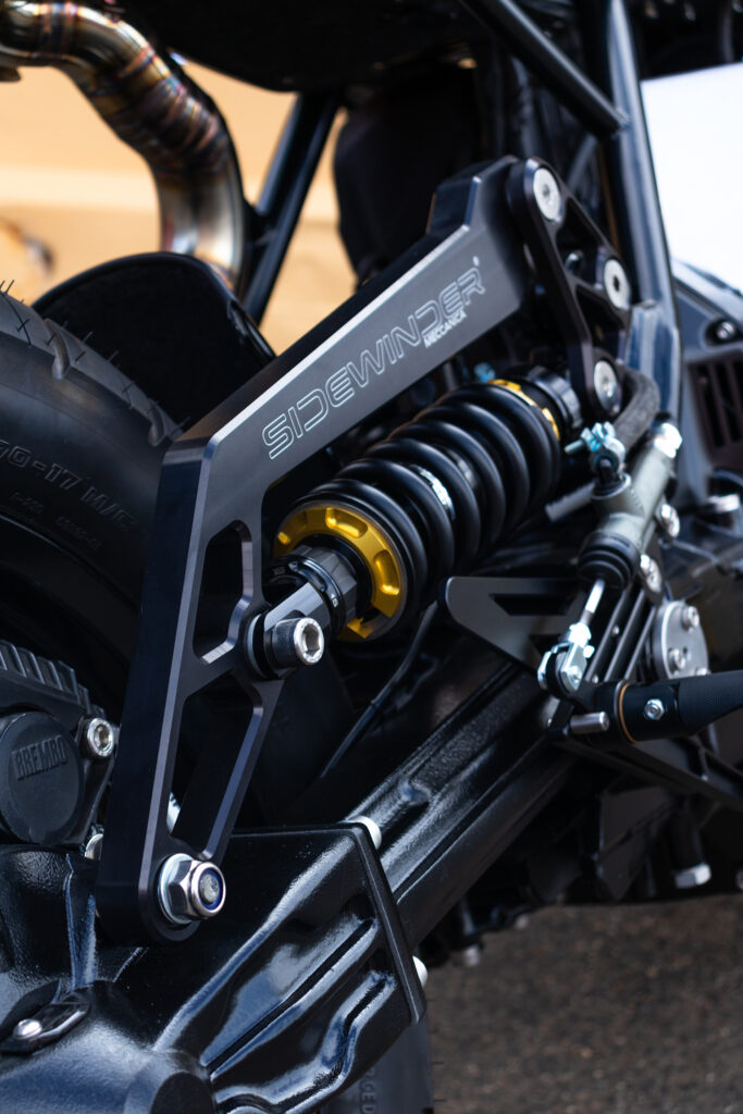 , Moto: BAVARIAN NOIR : BMW K100 par Jax Garage.