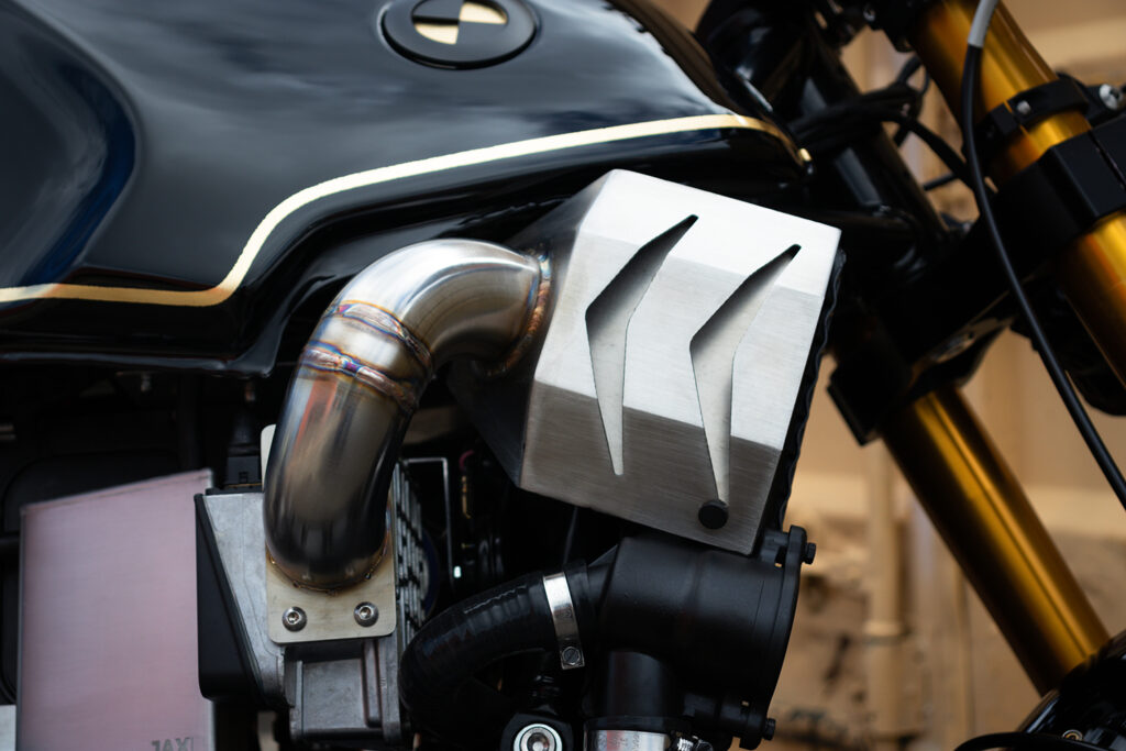 , Moto: BAVARIAN NOIR : BMW K100 par Jax Garage.