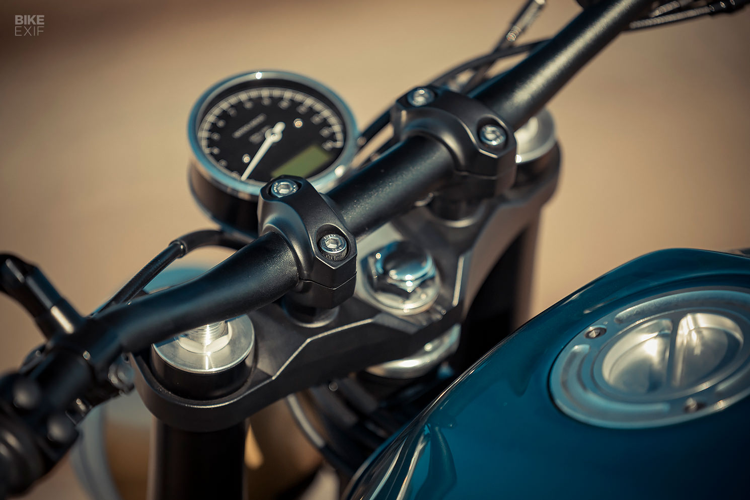 , Moto: Cobalto: Une Honda CB750 personnalisée du Portugal ensoleillé