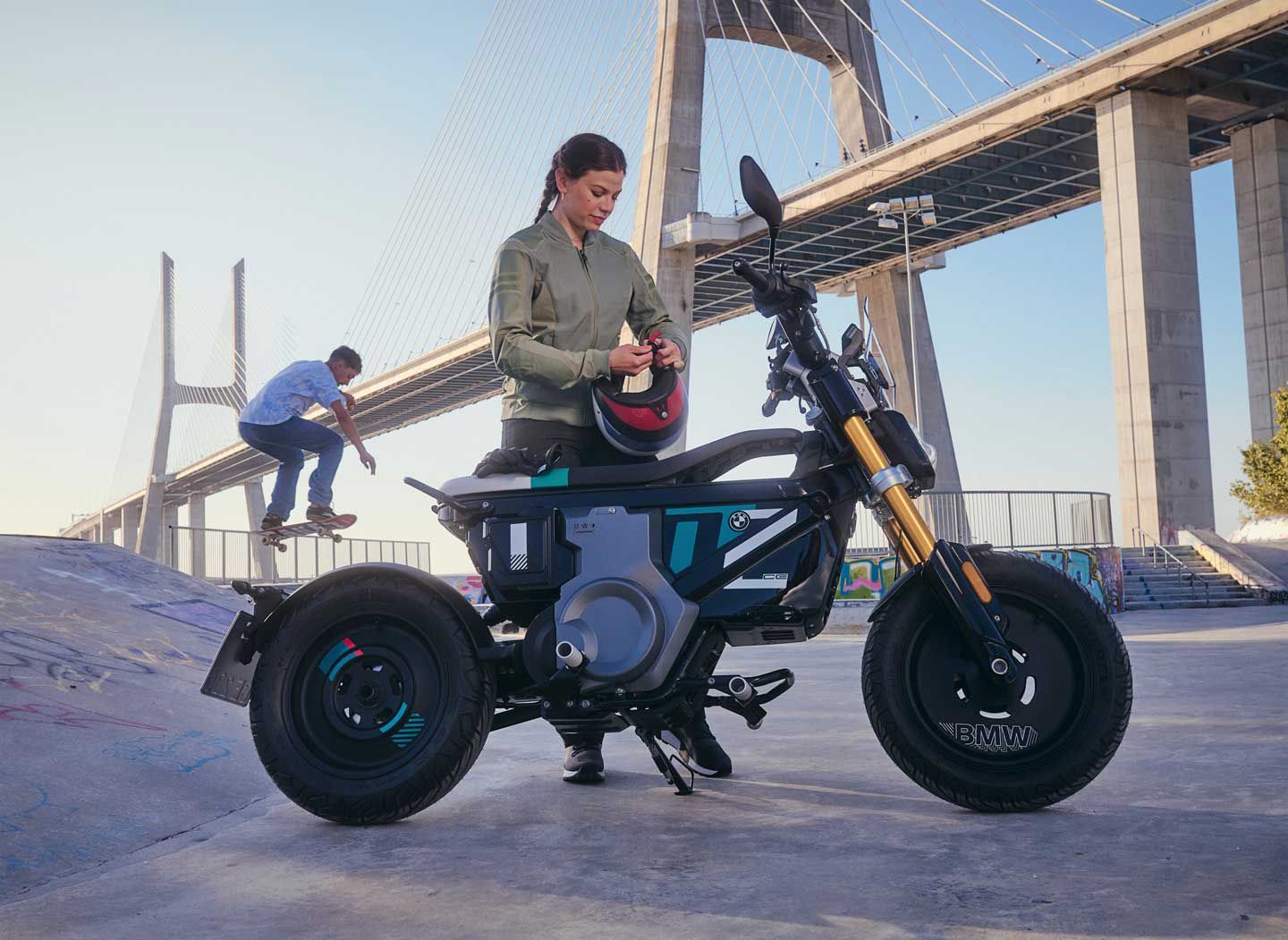 Chunky mais minimal, le scoot est doté d'une fourche inversée, d'un amortisseur arrière réglable en précharge et de deux modes de conduite. L'ensemble Highline présenté ici est de plus haute spécification, qui ajoute une fourche en or, un chargeur rapide, des poignées chauffantes, et plus encore.