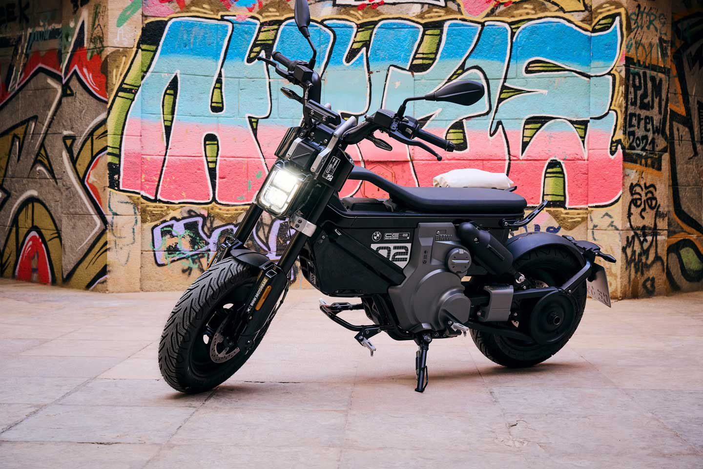 Le modèle de base noir uniquement 2024 BMW CE 02, ici, se vend 7 599 $. Les accessoires sont disponibles (bien sûr).